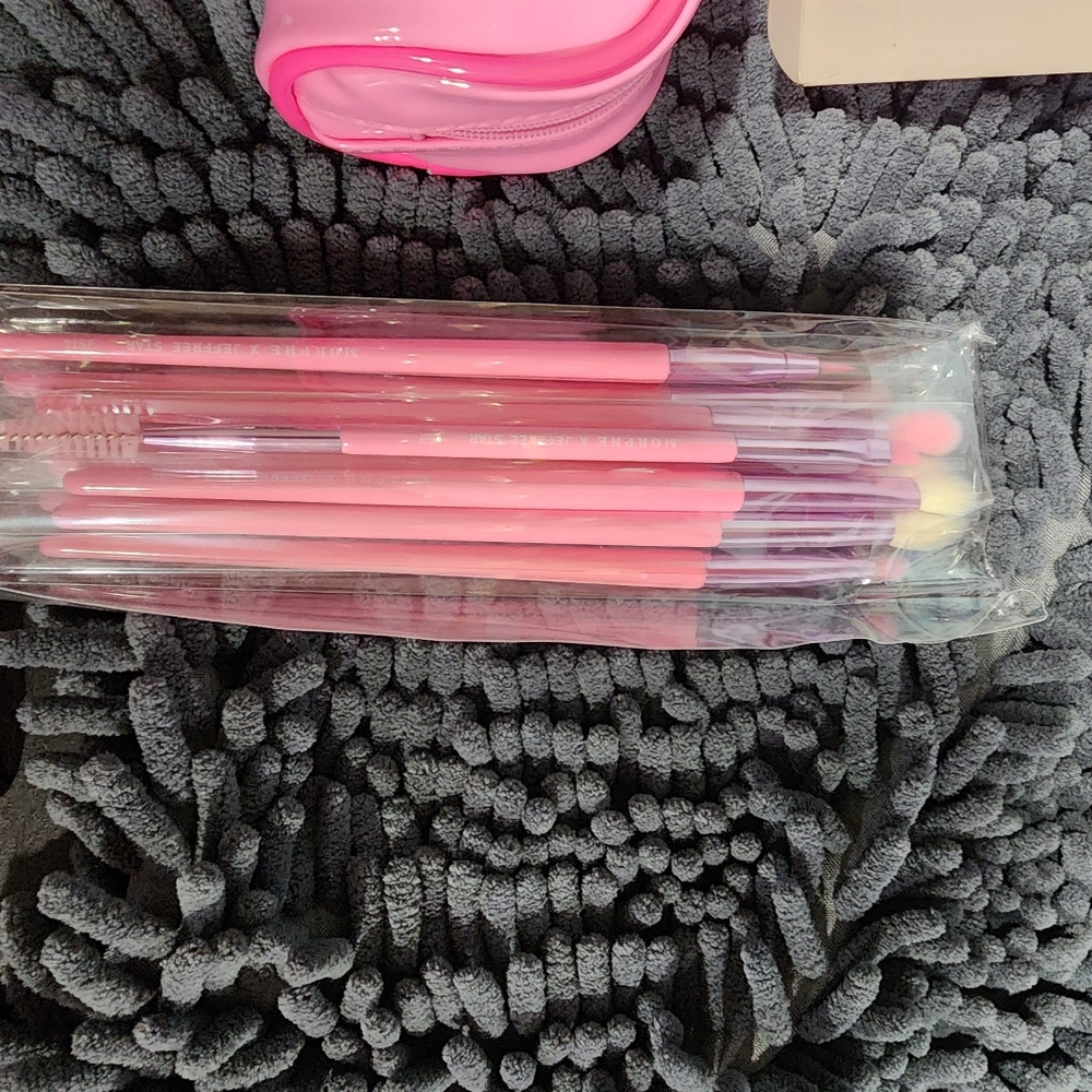 Makeup brushes
